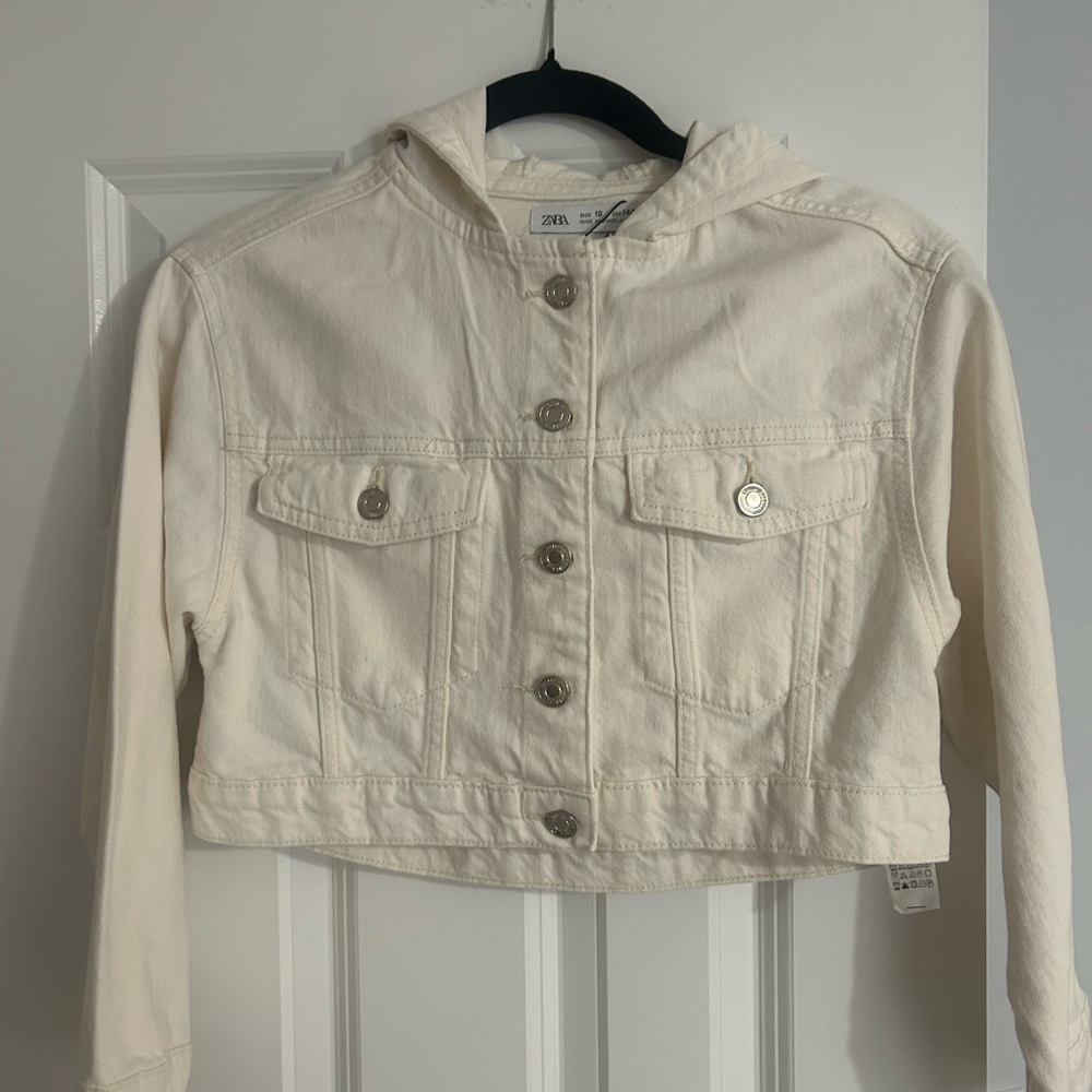 NWT Zara Cream Cropped Jean Jacket with Classic Design